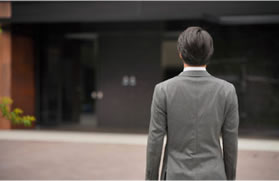 スーツ男性の後ろ姿